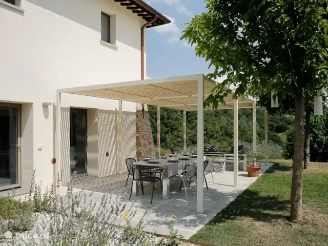 Villa Lasdrilla en Italia, Marche, Urbania - casa vacacional Mesa exterior bajo la pérgola
