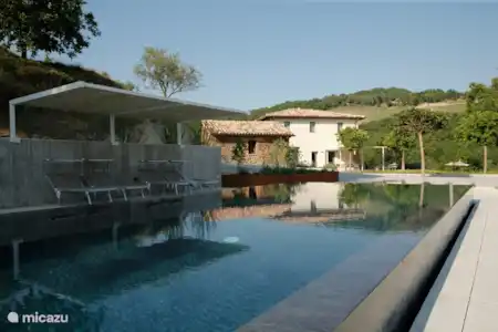 Vakantiehuis Italië, Marche, Urbania vakantiehuis Villa Lasdrilla Zicht op zwembad en huis