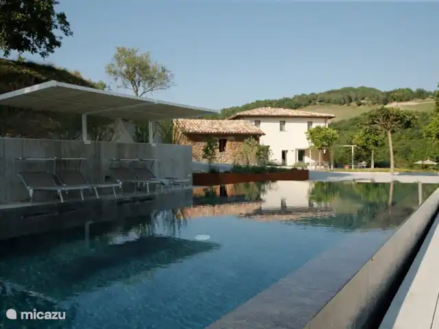 Villa Lasdrilla en Italia, Marche, Urbania - casa vacacional Vista de la piscina y la casa.
