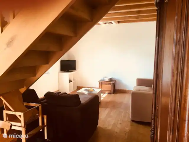 Fietsen, Frankrijk, Dordogne, Anlhiac, vakantiehuis Le Chatenet woonkamer