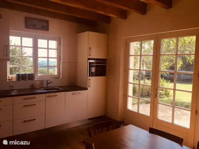 Fietsen, Frankrijk, Dordogne, Anlhiac, vakantiehuis Le Chatenet Vanuit alle ramen in het huis een adembenemend uitzicht