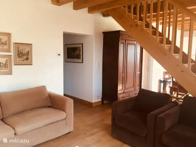 Fietsen, Frankrijk, Dordogne, Anlhiac, vakantiehuis Le Chatenet Vanuit de woonkamer doorgang naar moderne badkamer en bijkeuken met wasmachine en vriezer