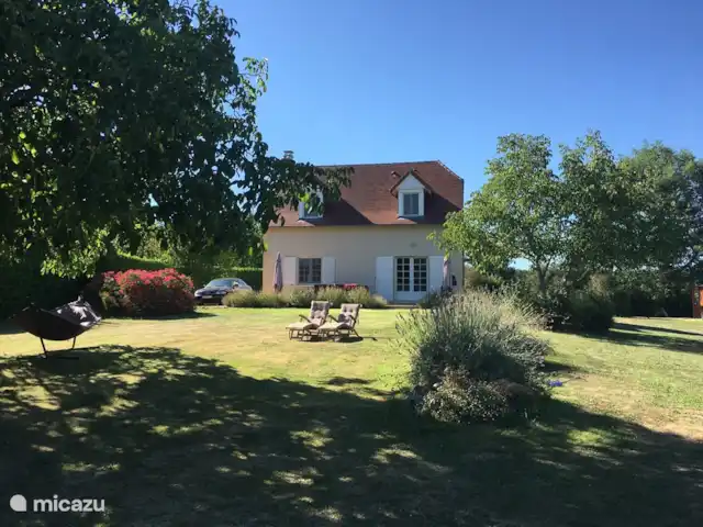 Fietsen, Frankrijk, Dordogne, Anlhiac, vakantiehuis Le Chatenet tuin met ligbedden