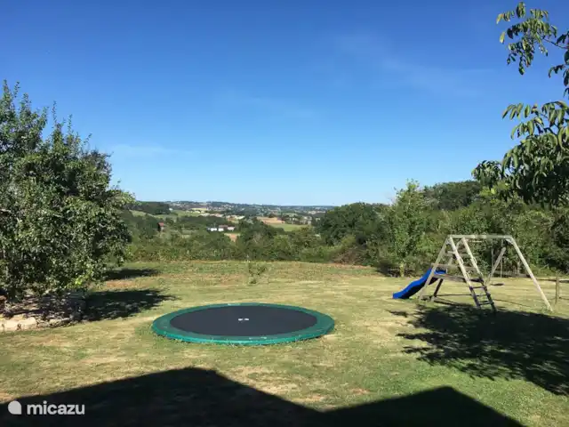 Fietsen, Frankrijk, Dordogne, Anlhiac, vakantiehuis Le Chatenet grote trampoline en schommels