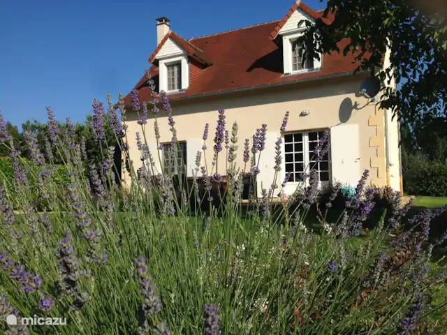 Fietsen, Frankrijk, Dordogne, Anlhiac, vakantiehuis Le Chatenet Achteraanzicht van het huis