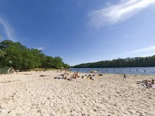 Fietsen, Frankrijk, Dordogne, Anlhiac, vakantiehuis Le Chatenet Een meer met strand en diverse watersportactiviteiten op 15 min afstand.