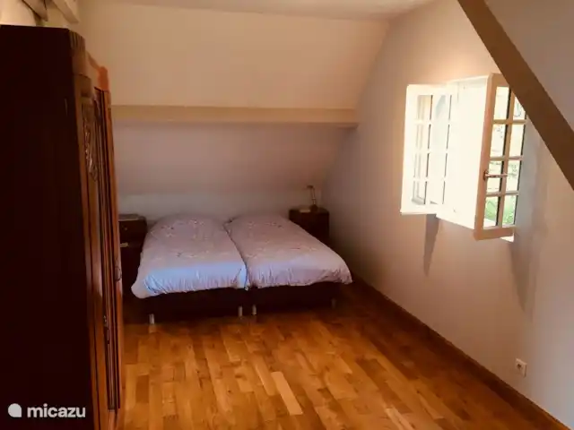 Fietsen, Frankrijk, Dordogne, Anlhiac, vakantiehuis Le Chatenet Grote slaapkamer met schitterend uitzicht