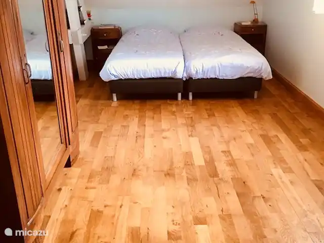 Fietsen, Frankrijk, Dordogne, Anlhiac, vakantiehuis Le Chatenet Door het hele huis liggen eikenhouten parketvloeren