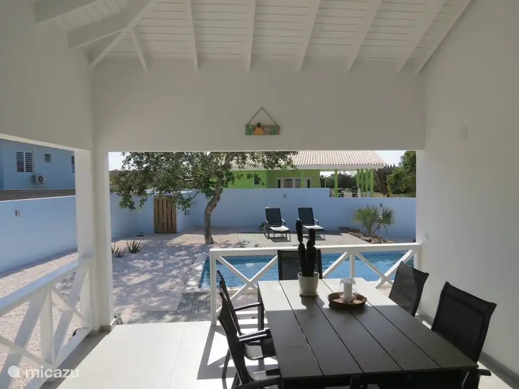 porch met ruime eettafel en 6 comfortabele stoelen
