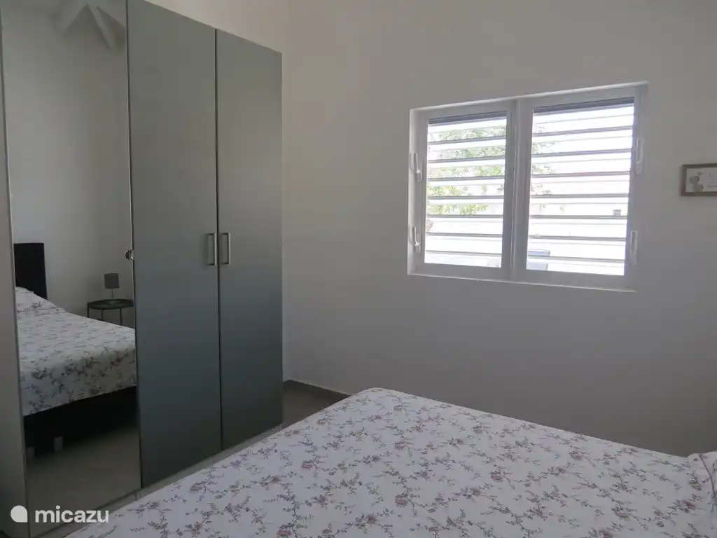 slaapkamer met ruime kledingkast