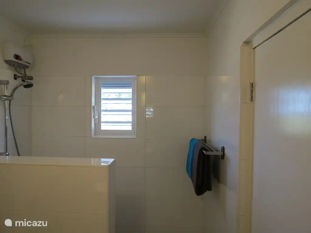 badkamer met inloopdouche en warm water

