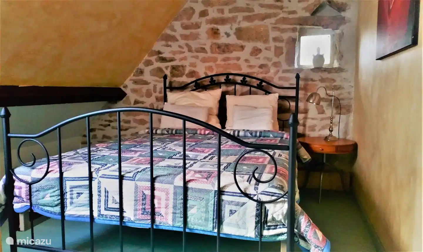 2. Schlafzimmer im ersten Stock mit einem Doppelbett