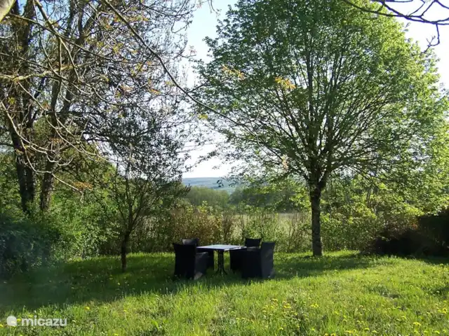 Maison de vacances Saint-Franchy La Montée | France, Nièvre, Saint-Franchy - maison de vacances Dans le jardin un salon de jardin avec 4 chaises, 2 bains de soleil et un grand coin salon en bois. Barbecue disponible.