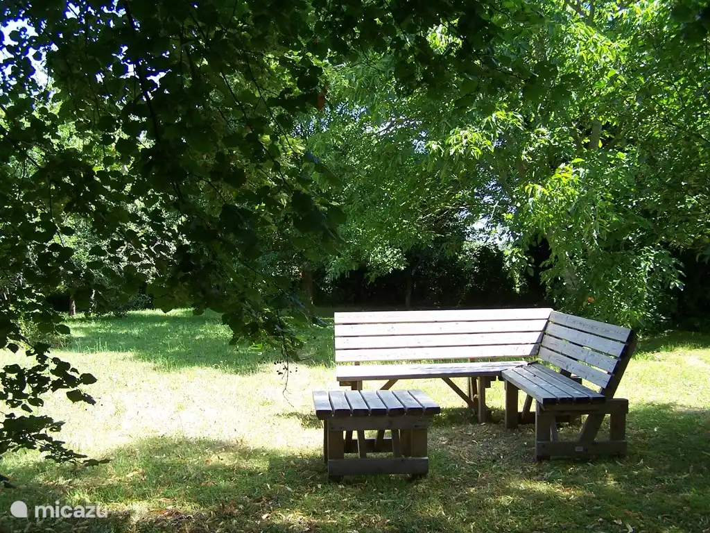 Vor dem Haus einen unglaublich schönen Blick über die Hügel. Hinten ein großer gepflegter Garten mit Wiesen, hohen Bäumen, viel Privatsphäre und immer Sonne und Schatten.