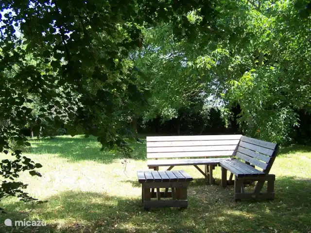 Maison de vacances Saint-Franchy La Montée | France, Nièvre, Saint-Franchy - maison de vacances A l'avant de la maison une vue incroyablement belle sur les collines. À l'arrière, un grand jardin arboré avec prairie, grands arbres, beaucoup d'intimité et toujours des zones ensoleillées et ombragées.