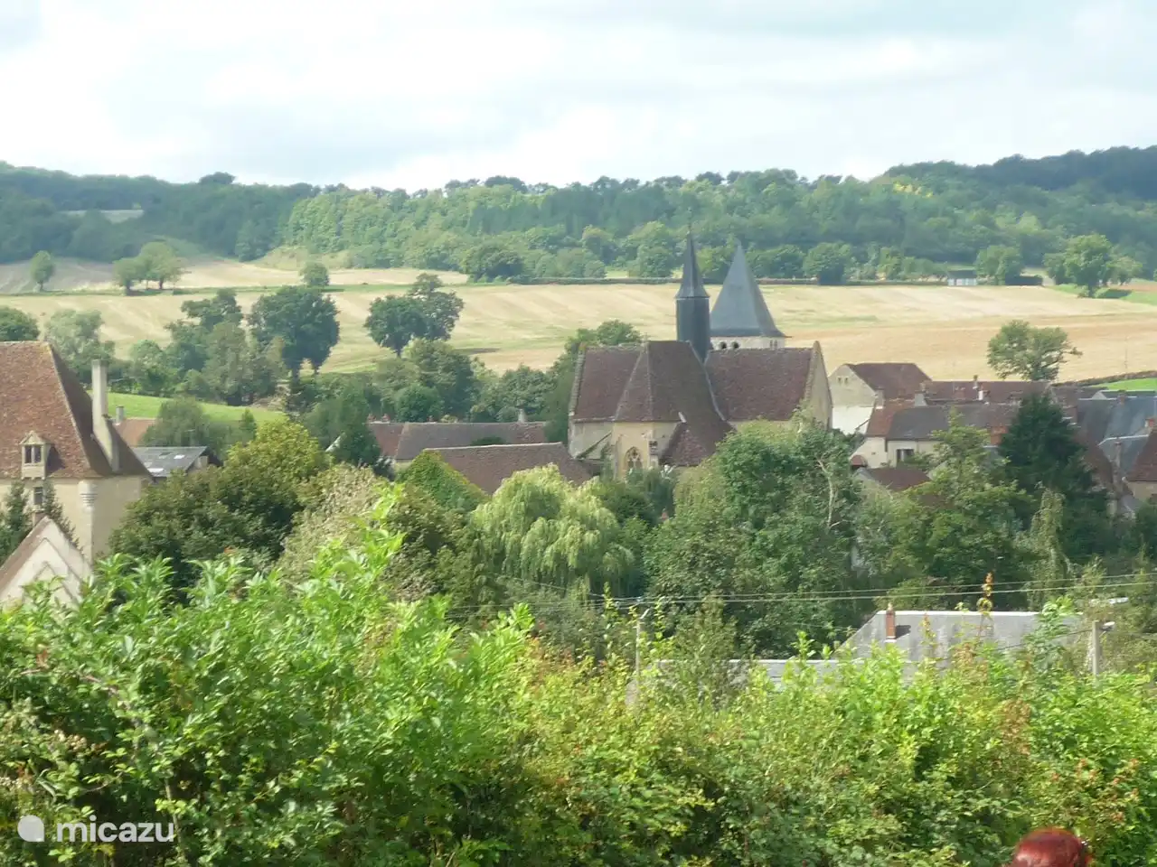 Spazieren Sie durch die Hügel nach Lurcy-Le Bourg