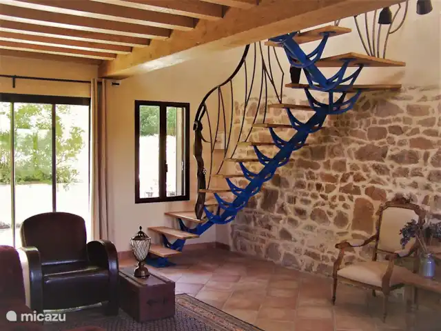 Maison de vacances Saint-Franchy La Montée | France, Nièvre, Saint-Franchy - maison de vacances Dans le grand salon avec un authentique mur en pierre, un escalier en fer qui a été réalisé et exécuté par un artiste régional. Par les portes-fenêtres, vous pouvez entrer directement dans le jardin à l'arrière de la maison.
