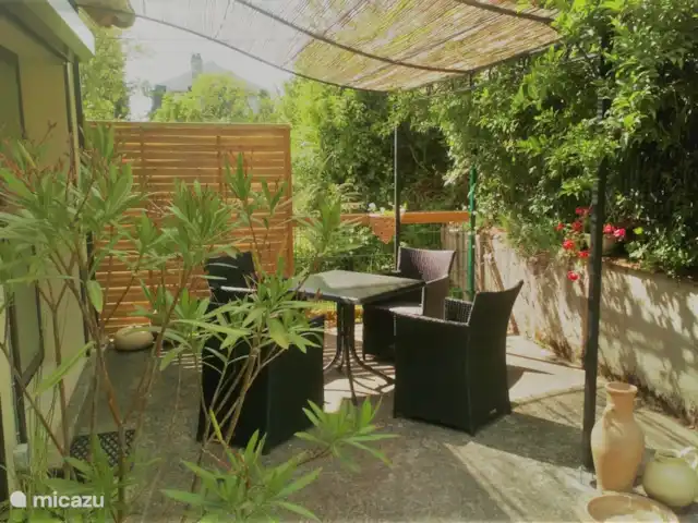 Maison de vacances Saint-Franchy La Montée | France, Nièvre, Saint-Franchy - maison de vacances Depuis le salon, vous marchez directement sur cette belle terrasse française