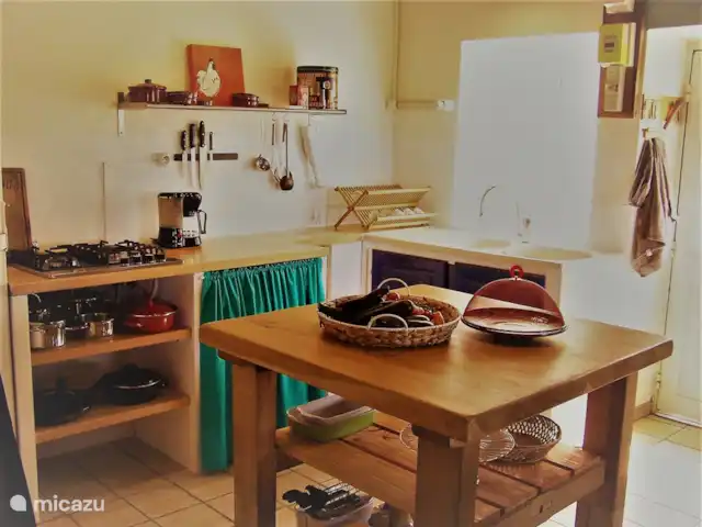 Maison de vacances Saint-Franchy La Montée | France, Nièvre, Saint-Franchy - maison de vacances Par une petite véranda, vous entrez immédiatement dans la grande cuisine confortable avec îlot de travail et grande table à manger. Il y a une machine à laver et s'il fait un peu plus frais, il y a un joli poêle à bois.