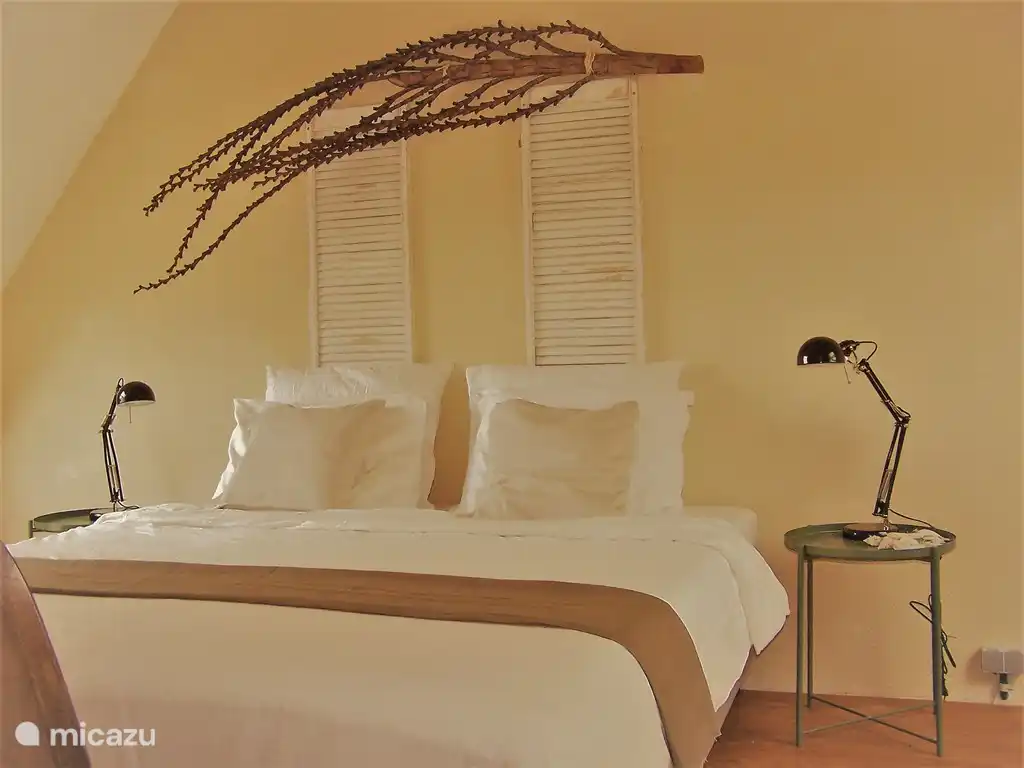 Auf dem schwebenden Zwischengeschoss über dem Wohnzimmer befindet sich das luxuriöse Schlafzimmer für 2. Die Klimaanlage ist sowohl im Wohnzimmer als auch im Zwischengeschoss vorhanden.