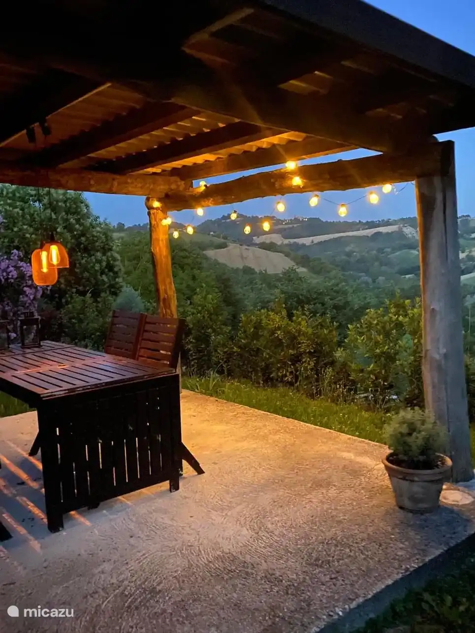 Unter der Pergola im Garten der Casa Cipresse