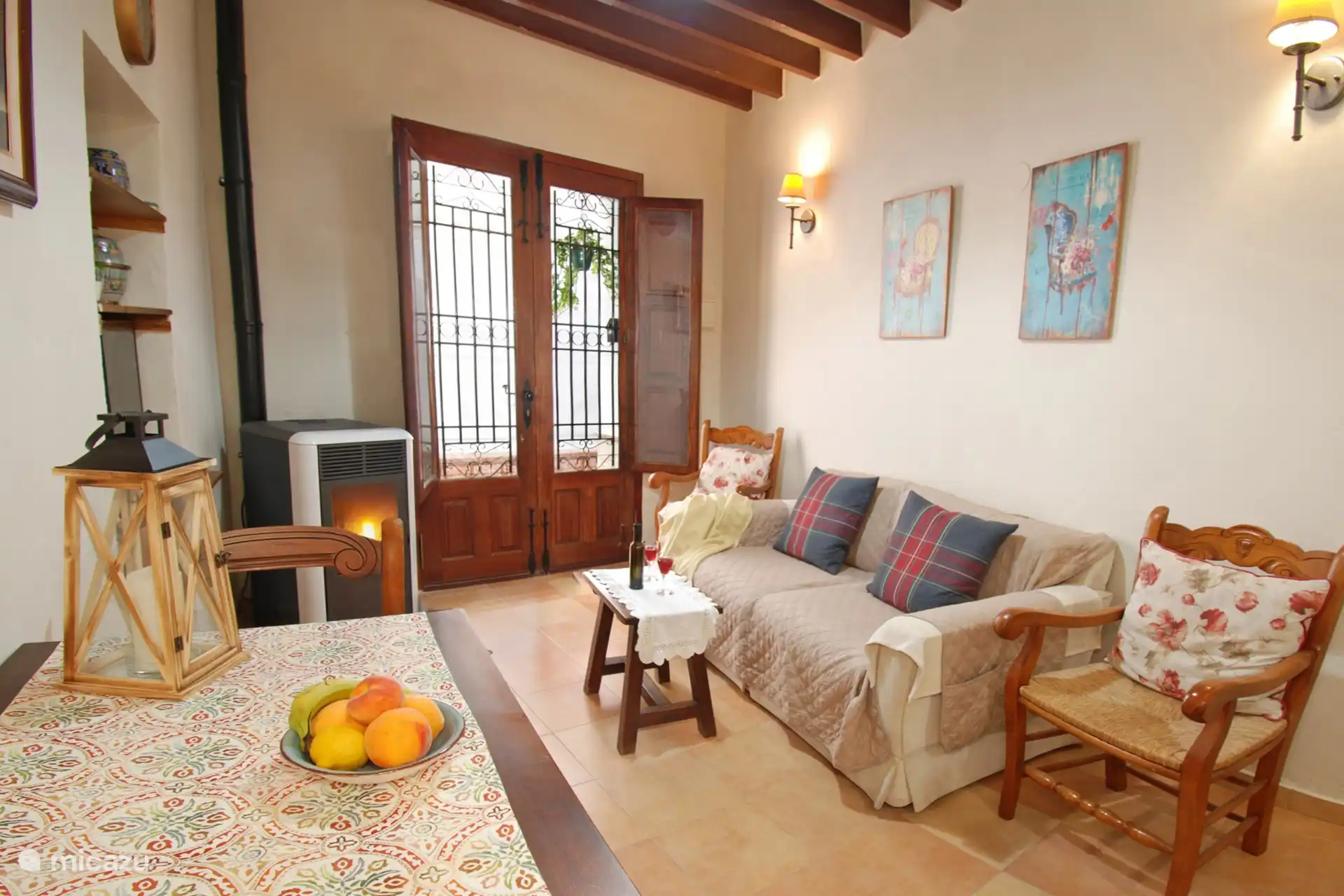 Una acogedora sala de estar con estufa de pellets para las noches más frescas de invierno.