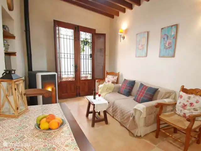 Location de Vacances Espagne, Costa del Sol, Comares, maison de vacances - Casa Bonita. Un salon confortable avec poêle à granulés pour les soirées d’hiver plus fraîches.