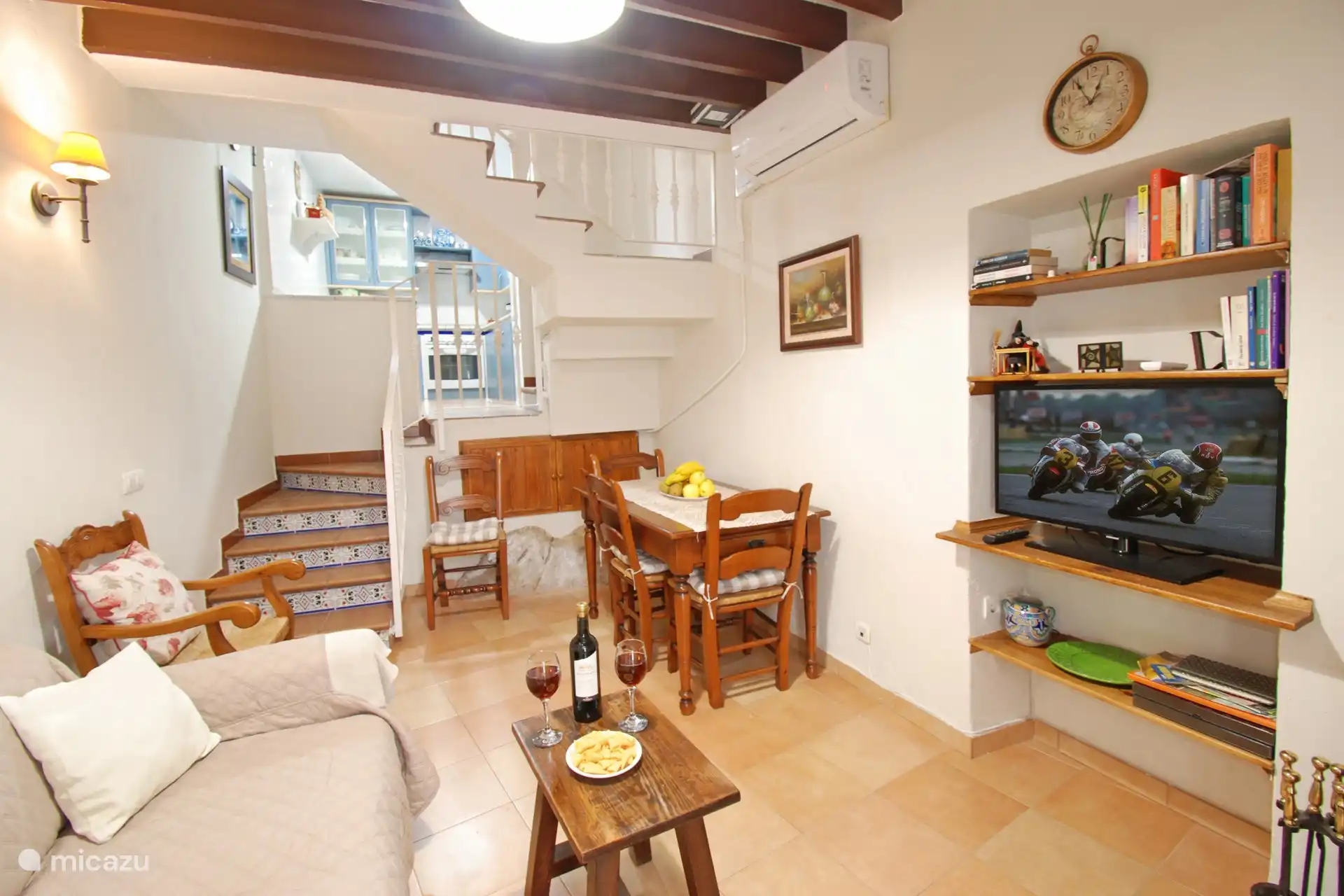 Desde la sala de estar se accede al entresuelo donde está la cocina.