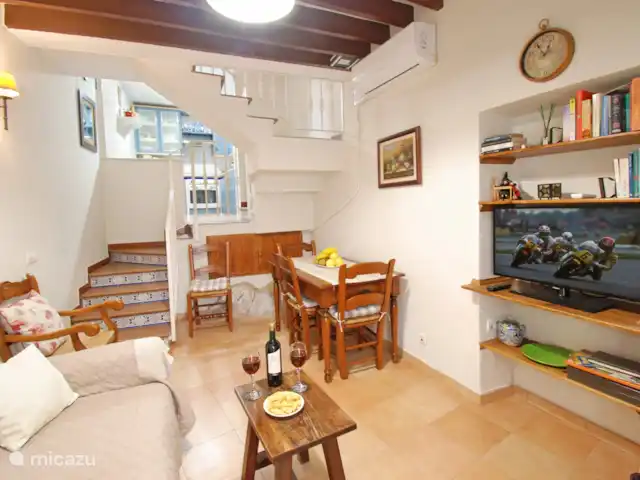 Location de Vacances Espagne, Costa del Sol, Comares, maison de vacances - Casa Bonita. Du salon, vous entrez dans la mezzanine où se trouve la cuisine.