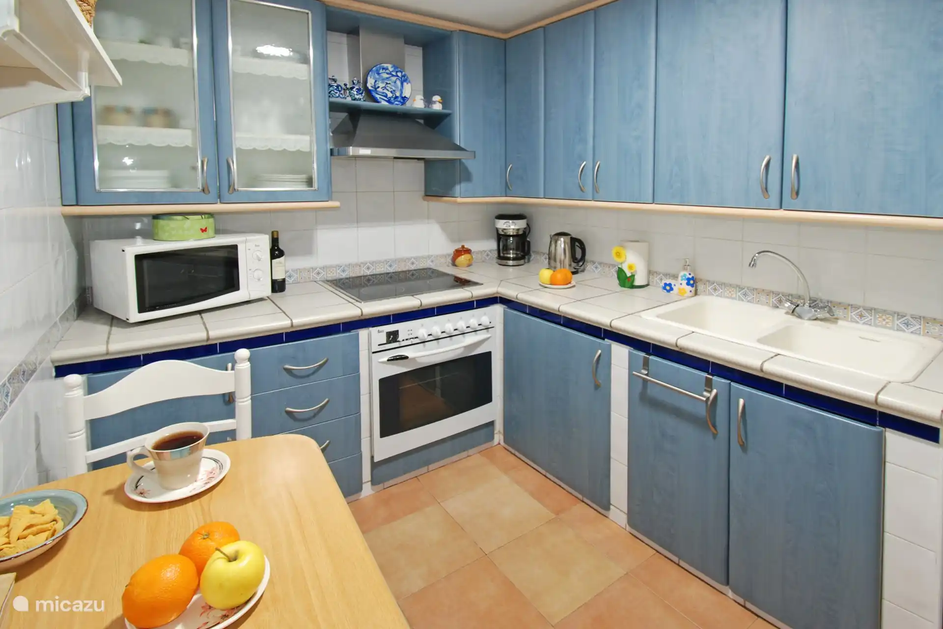 La cocina está magníficamente equipada con placa de inducción, horno, microondas y mucho más.