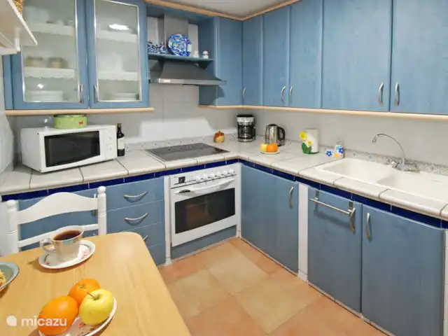 Location de Vacances Espagne, Costa del Sol, Comares, maison de vacances - Casa Bonita. La cuisine est superbement équipée avec une plaque à induction, un four, un micro-ondes et bien plus encore.