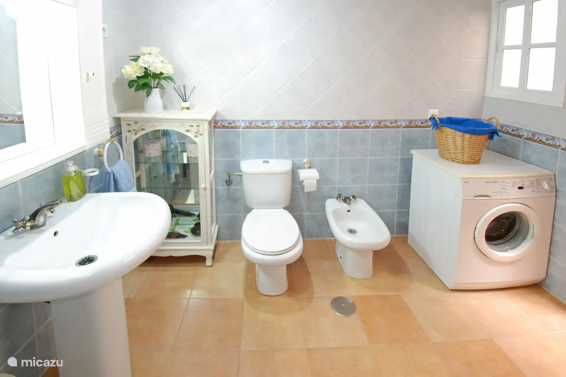 Toda la ropa de baño es proporcionada por nosotros y no dude en usar la lavadora. 