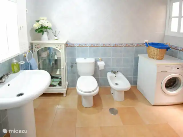 Location de Vacances Espagne, Costa del Sol, Comares, maison de vacances - Casa Bonita. Tout le linge de bain est fourni par nos soins et n’hésitez pas à utiliser la machine à laver.