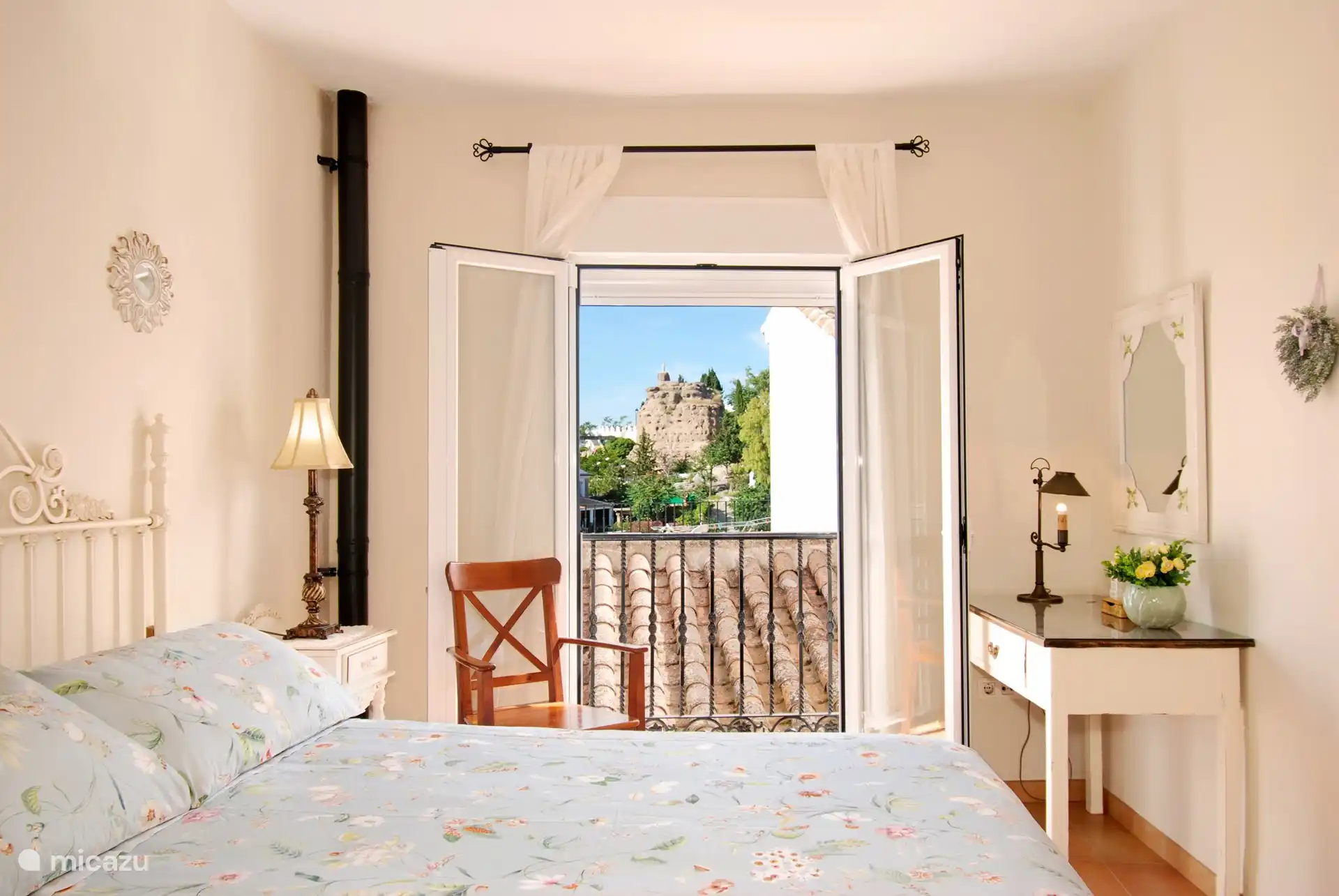 Subiendo otro escalón, nuestro dormitorio principal con vista a los restos del castillo árabe que una vez gobernó este pueblo. 