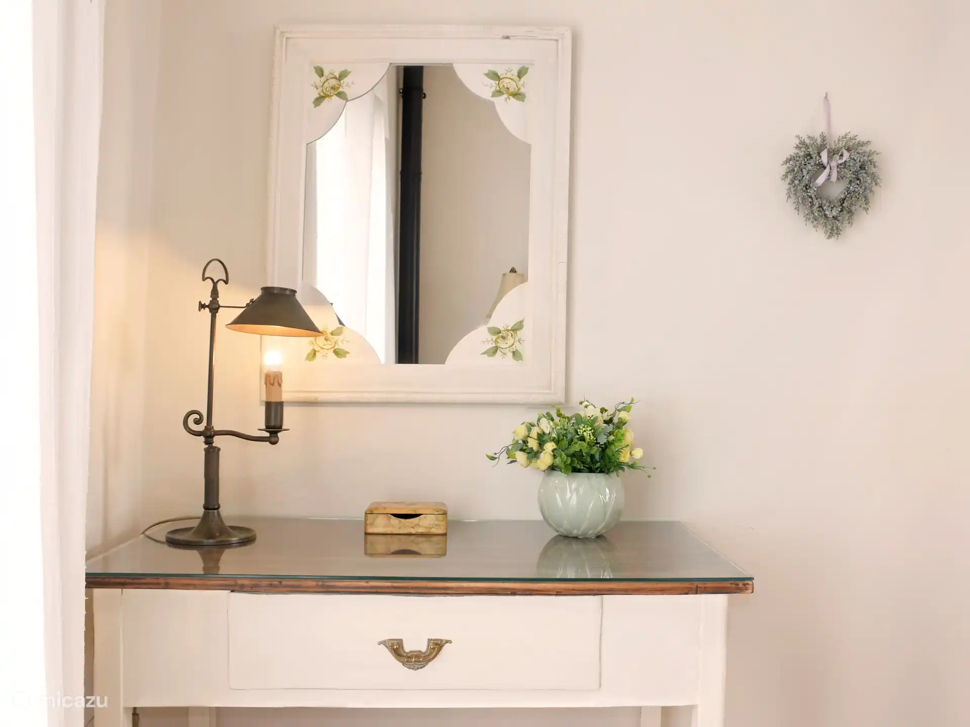 Si necesitas un escritorio, lo encontrarás aquí en nuestro dormitorio principal.