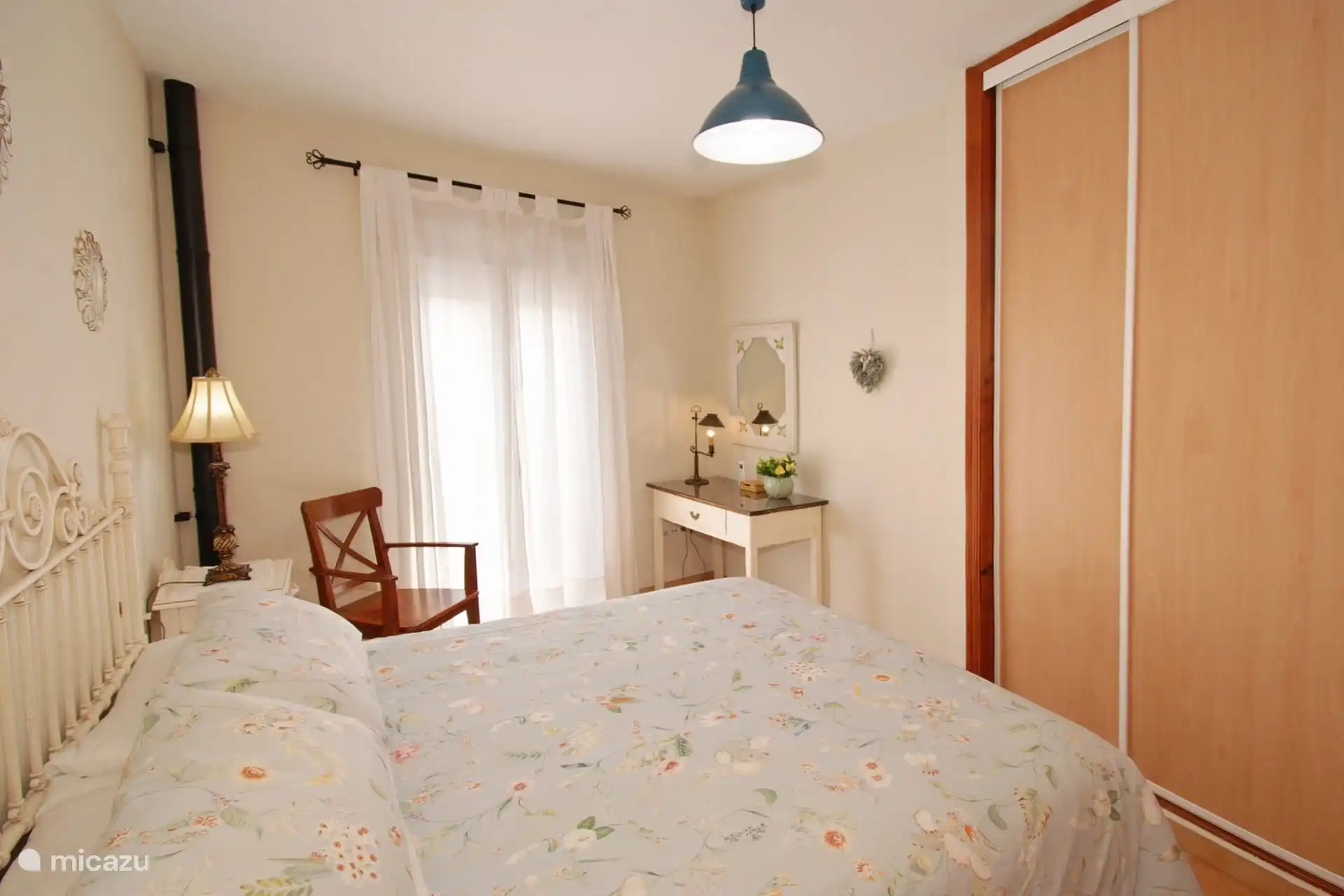 No tiene que viajar ligero, tenemos mucho espacio de guardarropas a su disposición.