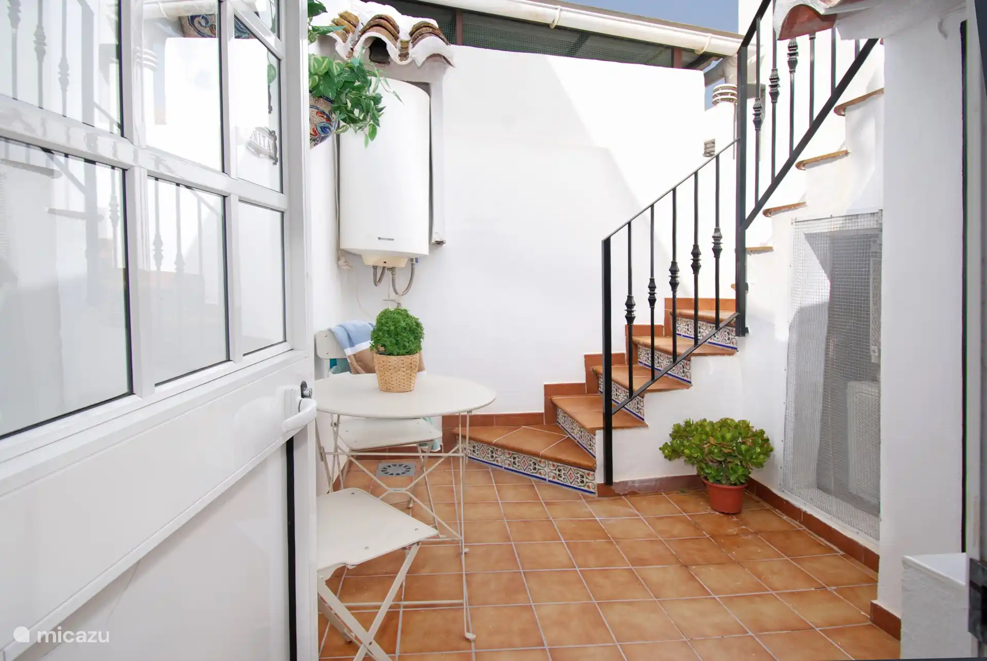 Una pequeña escalera te lleva al siguiente nivel de Casa Bonita, primero un área cubierta donde puedes secar la ropa y luego este lindo rincón de lectura desde donde vas a nuestra hermosa terraza en la azotea. 