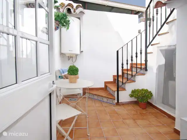 Location de Vacances Espagne, Costa del Sol, Comares, maison de vacances - Casa Bonita. Un petit escalier vous emmène au niveau suivant de Casa Bonita, d’abord un espace couvert où vous pouvez sécher le linge, puis ce joli coin lecture d’où vous vous rendez à notre belle terrasse sur le toit.