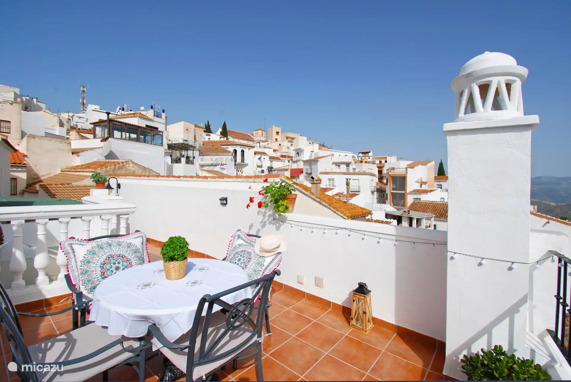 Al otro lado, se asoman los tejados de uno de los pueblos más bonitos de Andalucía.