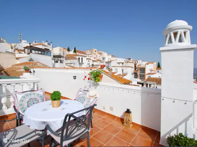 Location de Vacances Espagne, Costa del Sol, Comares, maison de vacances - Casa Bonita. De l’autre côté, vous surplombez les toits de l’un des plus beaux villages d’Andalousie.