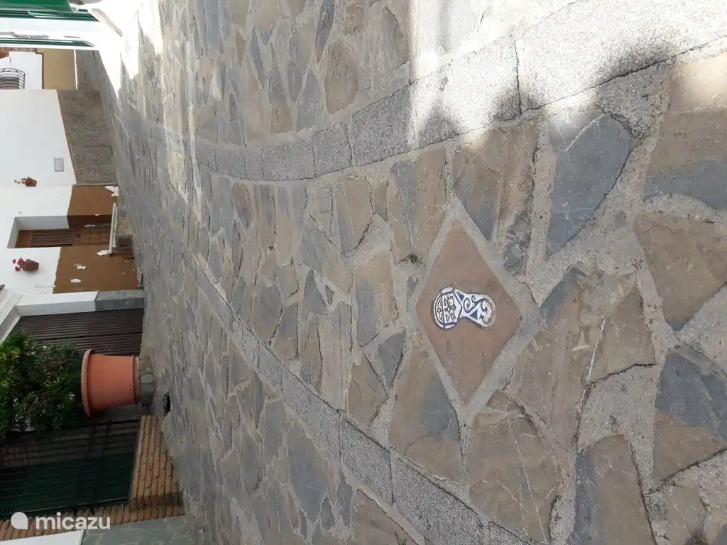 Sigue las huellas de cerámica por las estrechas callejuelas del pueblo y descubre el pasado morisco.