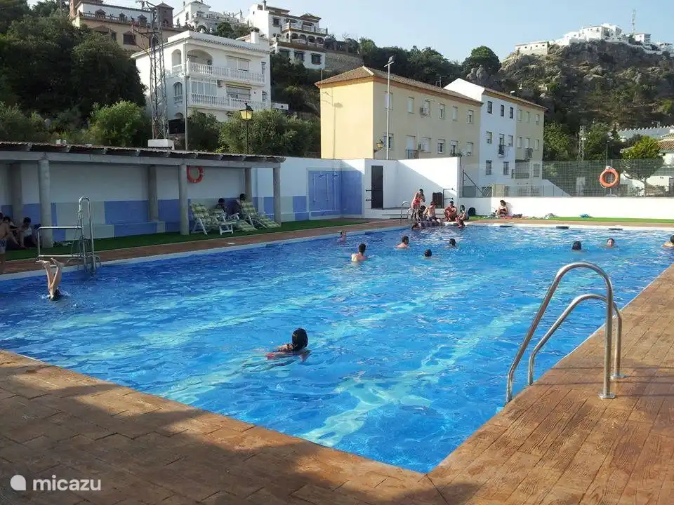 La piscina pública de Comares está abierta en julio y agosto y se encuentra a poca distancia de Casa Bonita.
