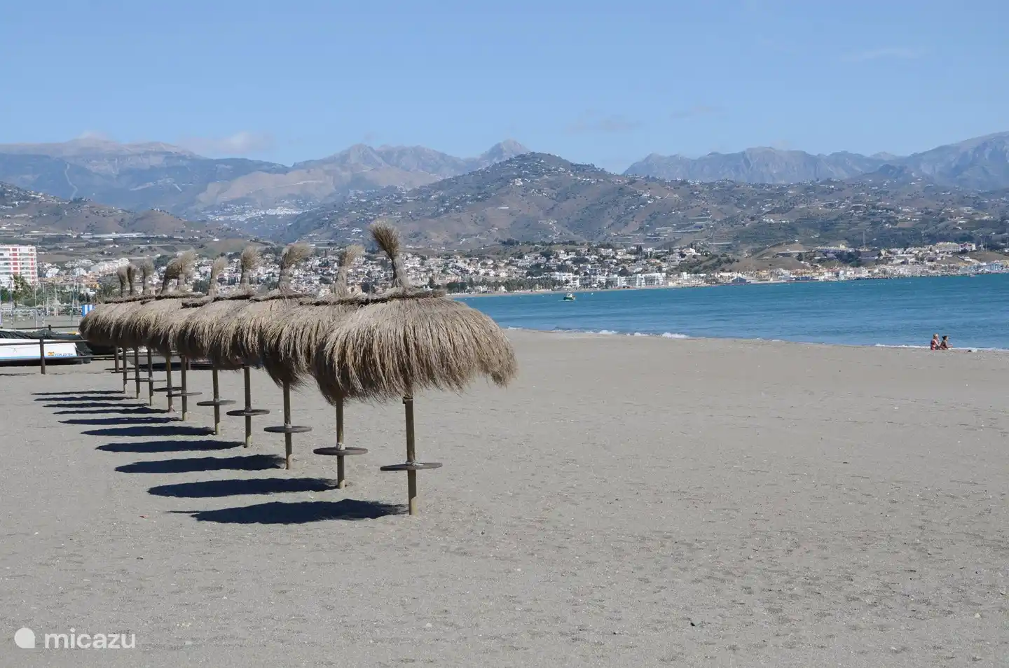Rompiendo pescado fresco en la playa...