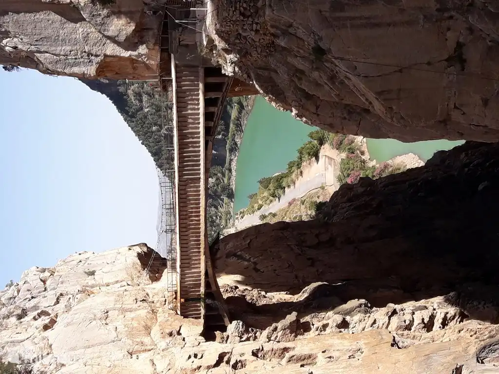 La mundialmente famosa ruta de senderismo Caminito del Rey. Un paseo aventurero te lleva por lugares de una belleza impresionante. luego lo llevarán de regreso al punto de partida en autobús.
