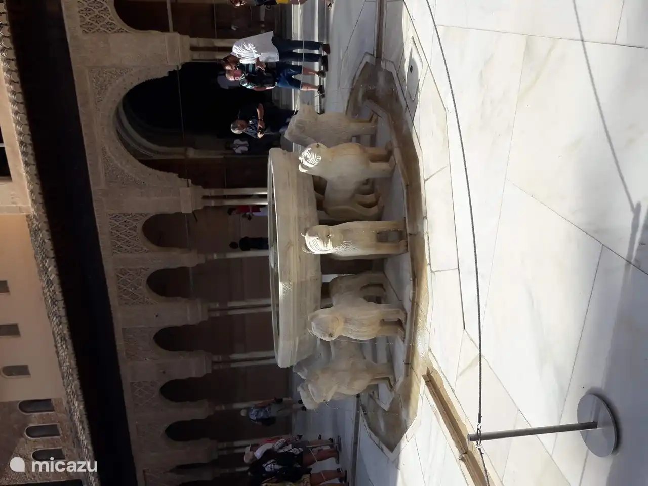 La famosa Fuente del León en la Alhambra.