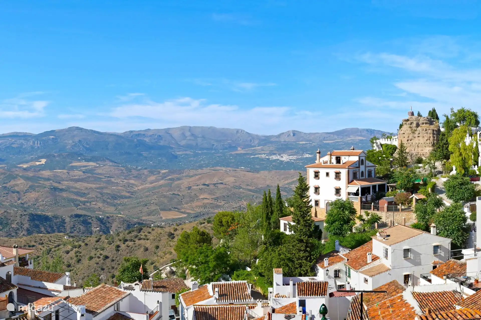 Casa Bonita se encuentra en Comares, un encantador pueblo que no por nada ha sido nombrado 'Pueblo mágico de España'. 