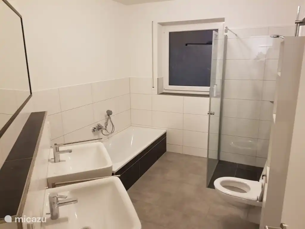 The bathroom has a sunken bath and the spacious shower and toilet. In addition, there is a separate toilet.