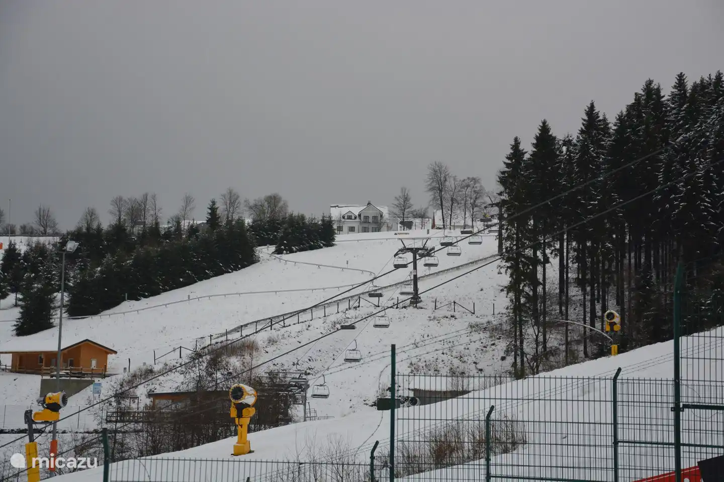 The house is located directly on the ski slopes of the ski lift karussell Winterberg