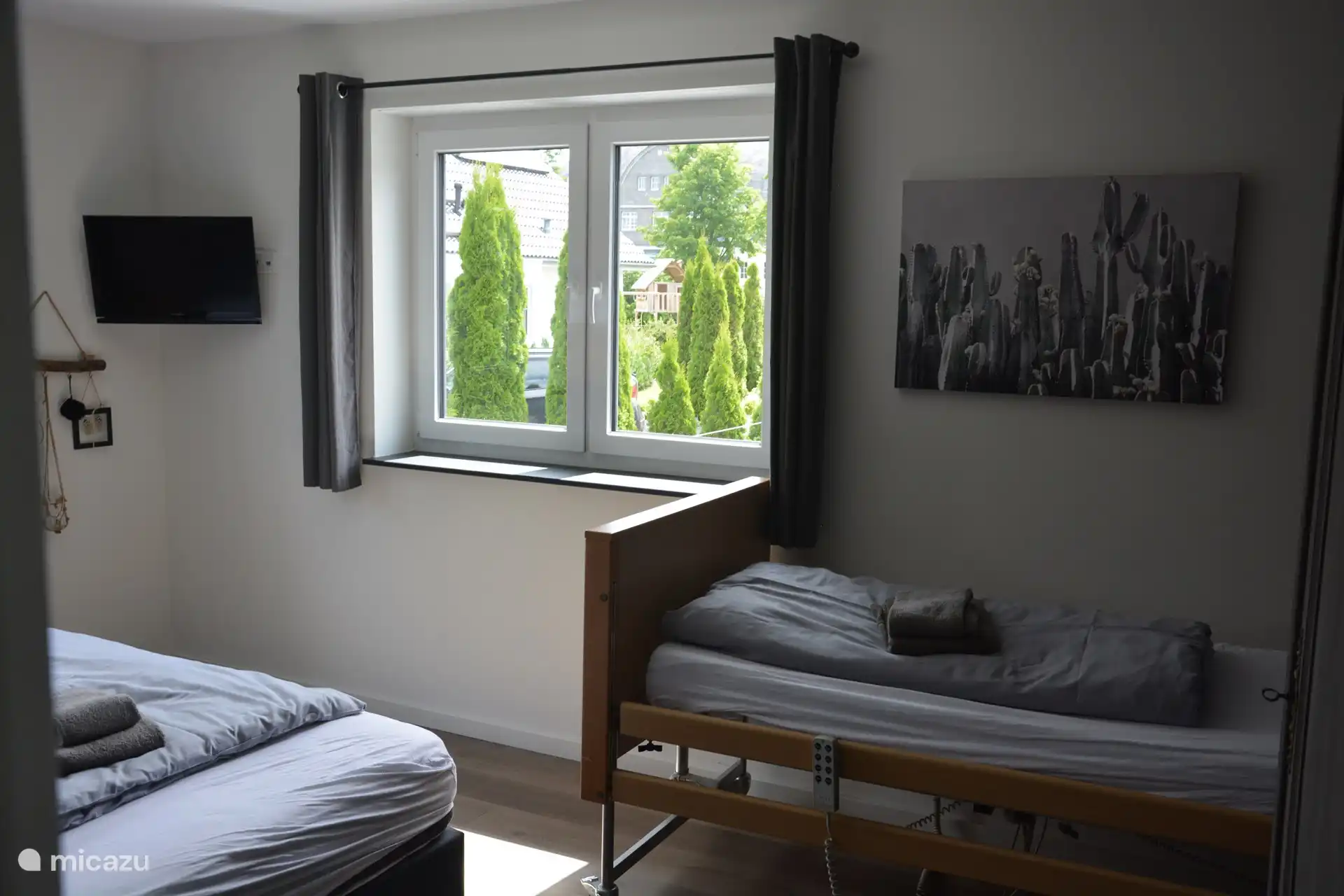 A high-low bed can be placed on request.