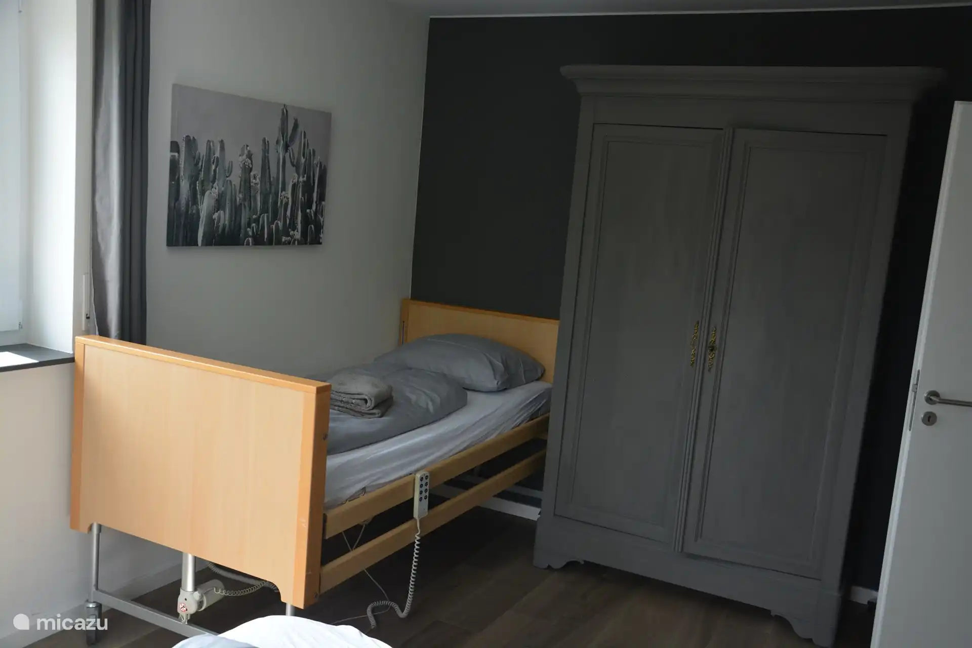 On request, an electrically adjustable high-low bed can be placed.